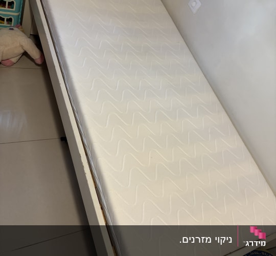 מזרן נקי על מיטה בחדר ילדים
